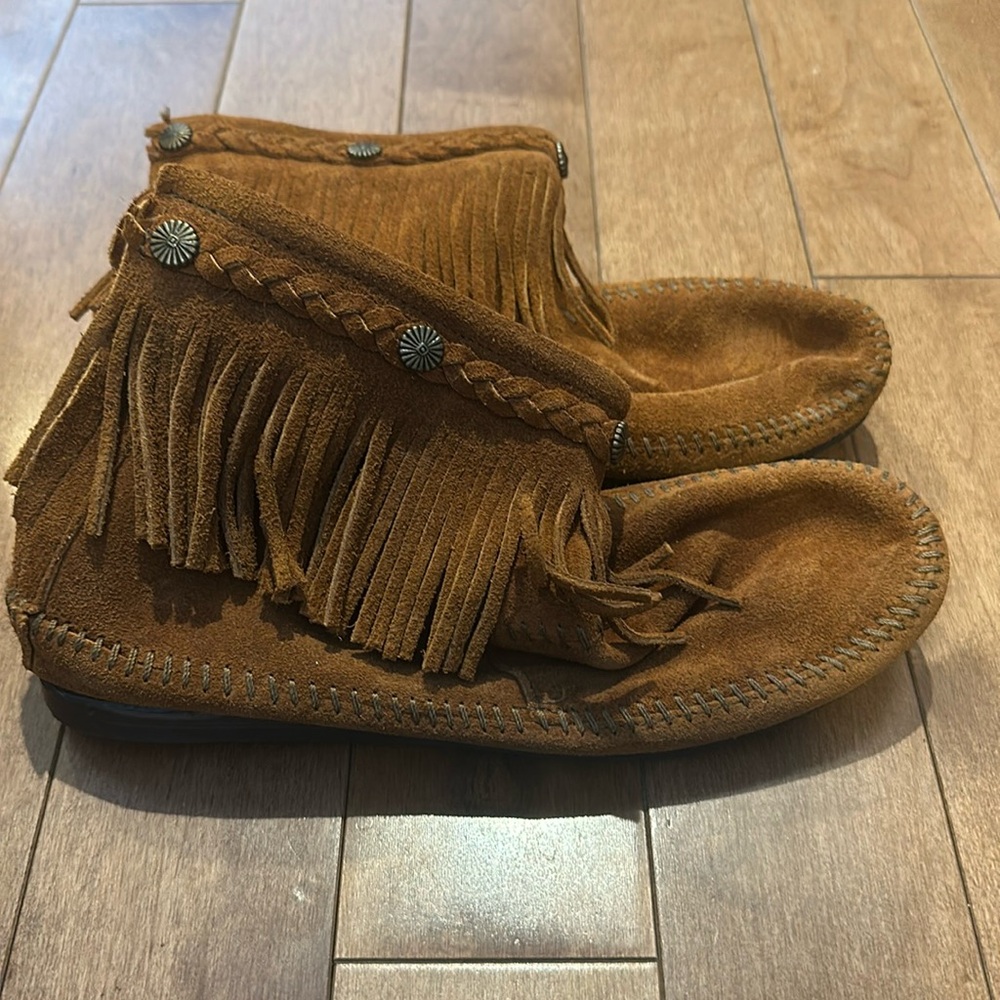 Minnetonka suede fringe booties! Like New! Size 8!